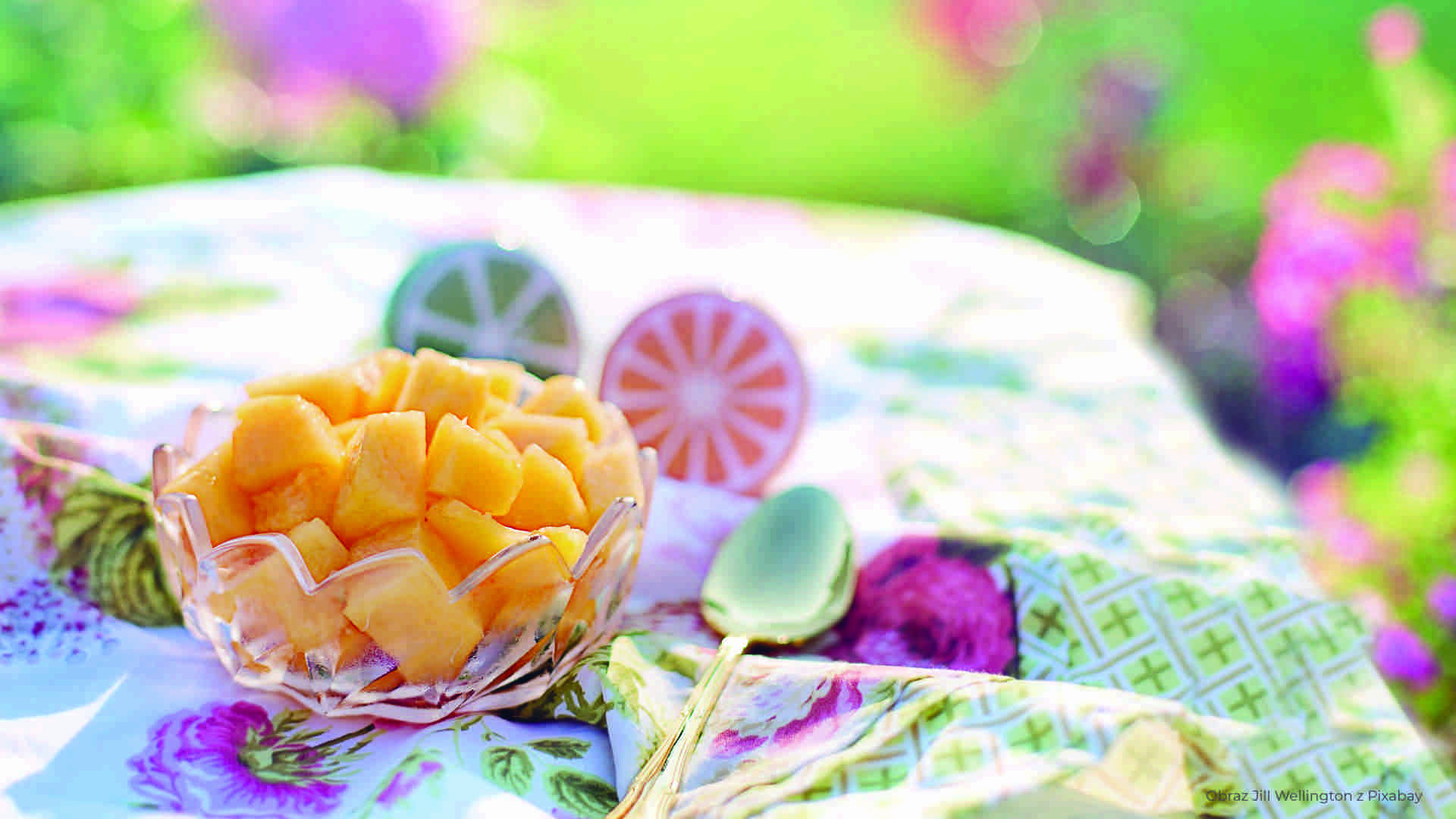 Pastelowe zdjęcie miseczki z pomarańczowymi kostkami owoców i łyżką (Obraz Jill Wellington z Pixabay)